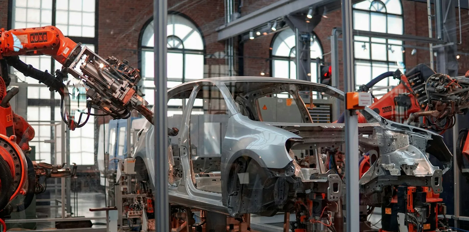 Fahrzeugproduktion mit Robotern