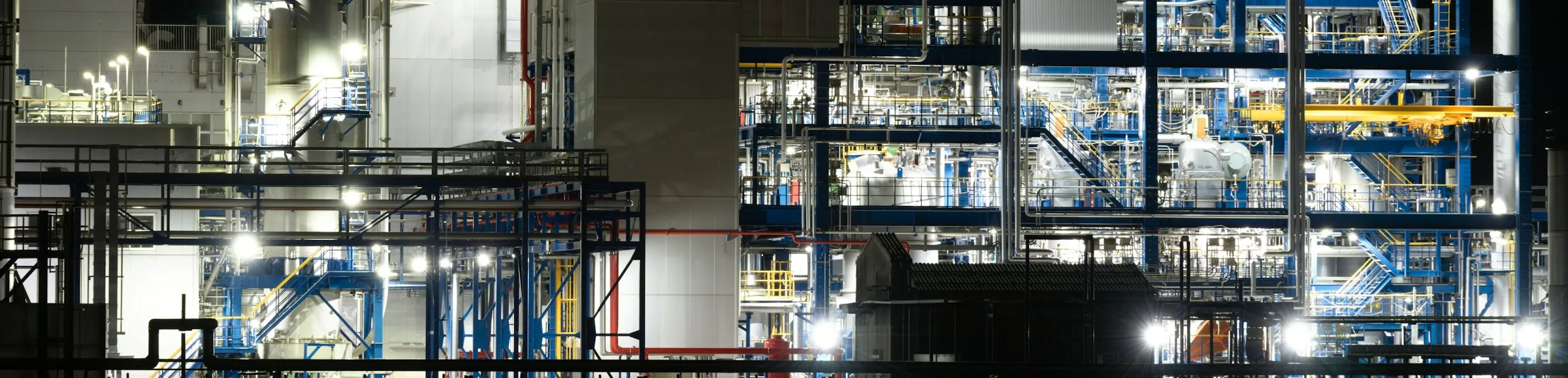 Industrieanlage bei Nacht