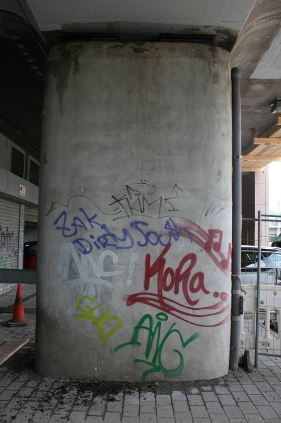 Pfeiler mit Graffiti vor der Reinigung