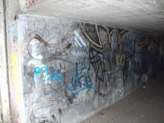 Unterführung mit Graffiti vor der Reinigung